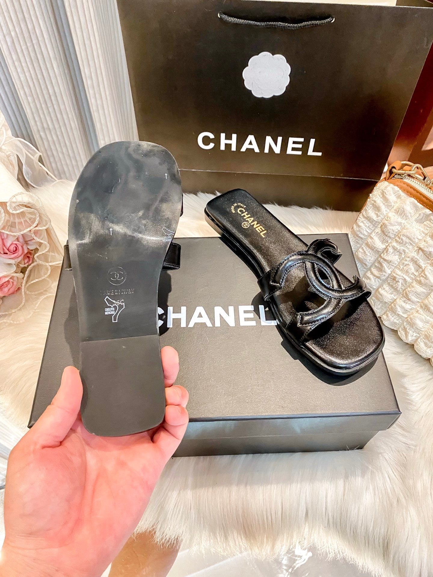Premium light-luxury glossy flat slides