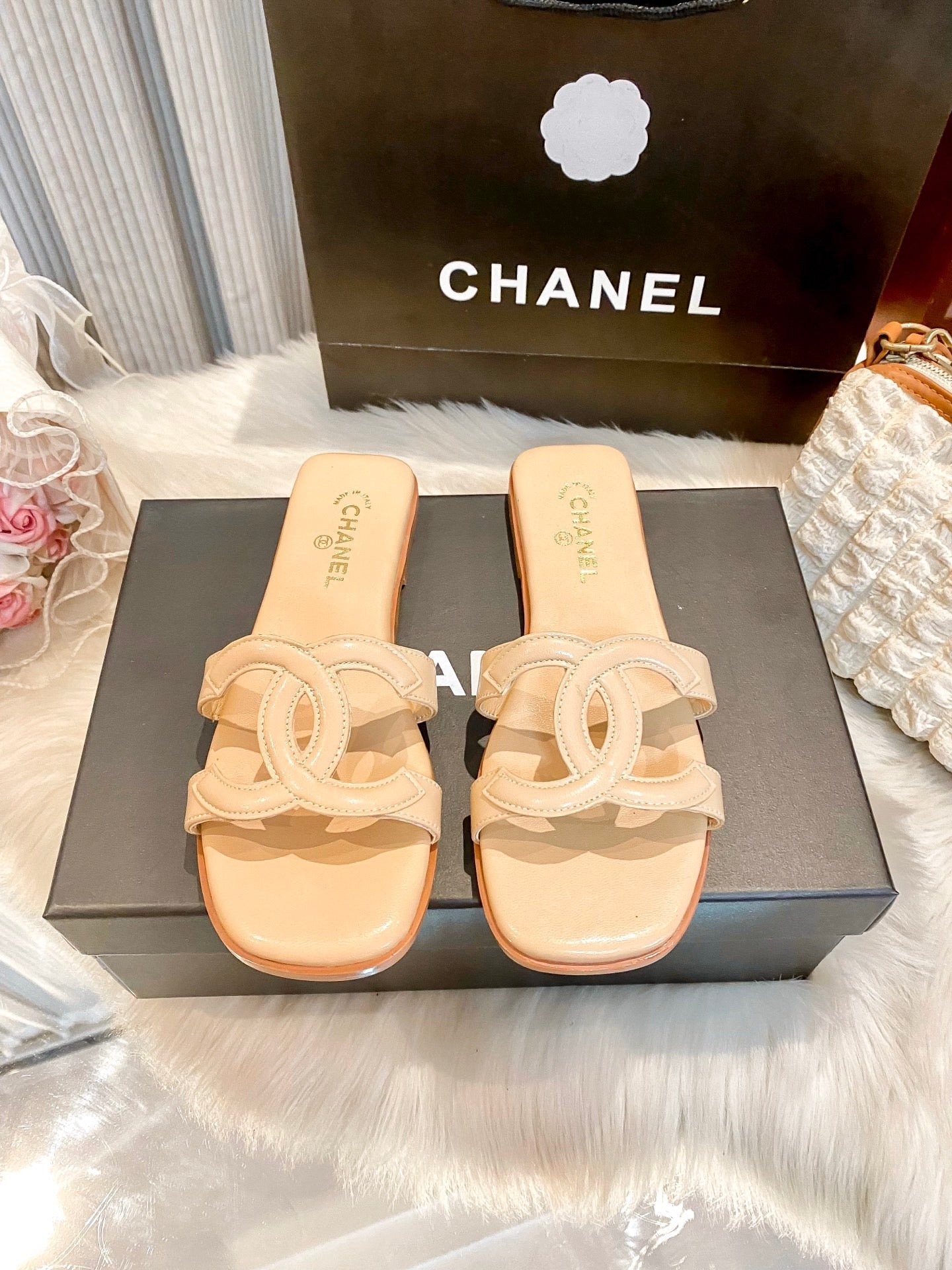 Premium light-luxury glossy flat slides