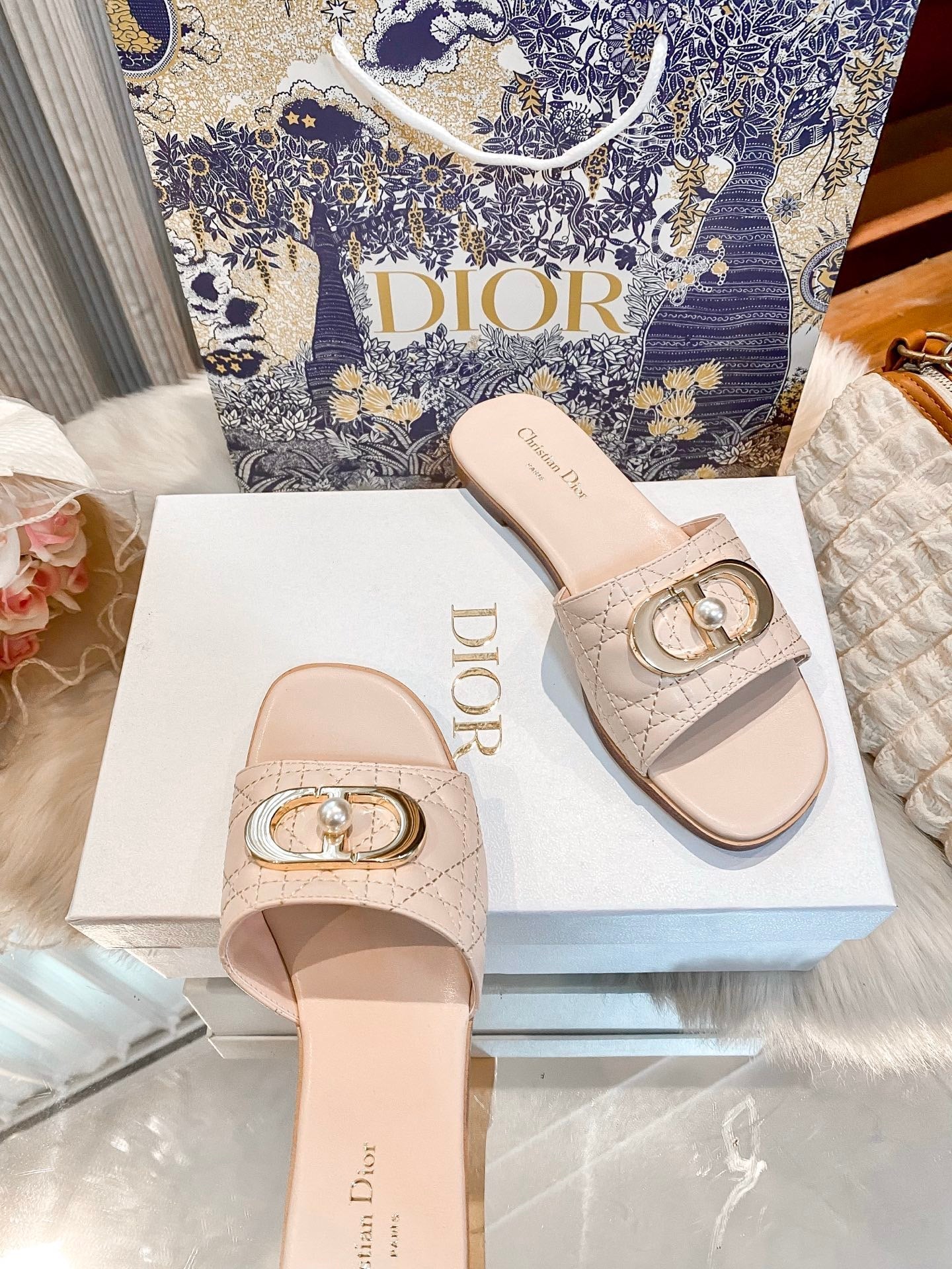 High-end diamond-quilted single-strap flat slides with pearl rings