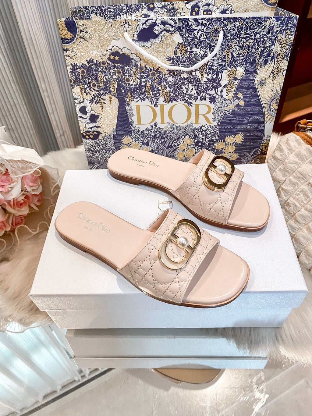 High-end diamond-quilted single-strap flat slides with pearl rings