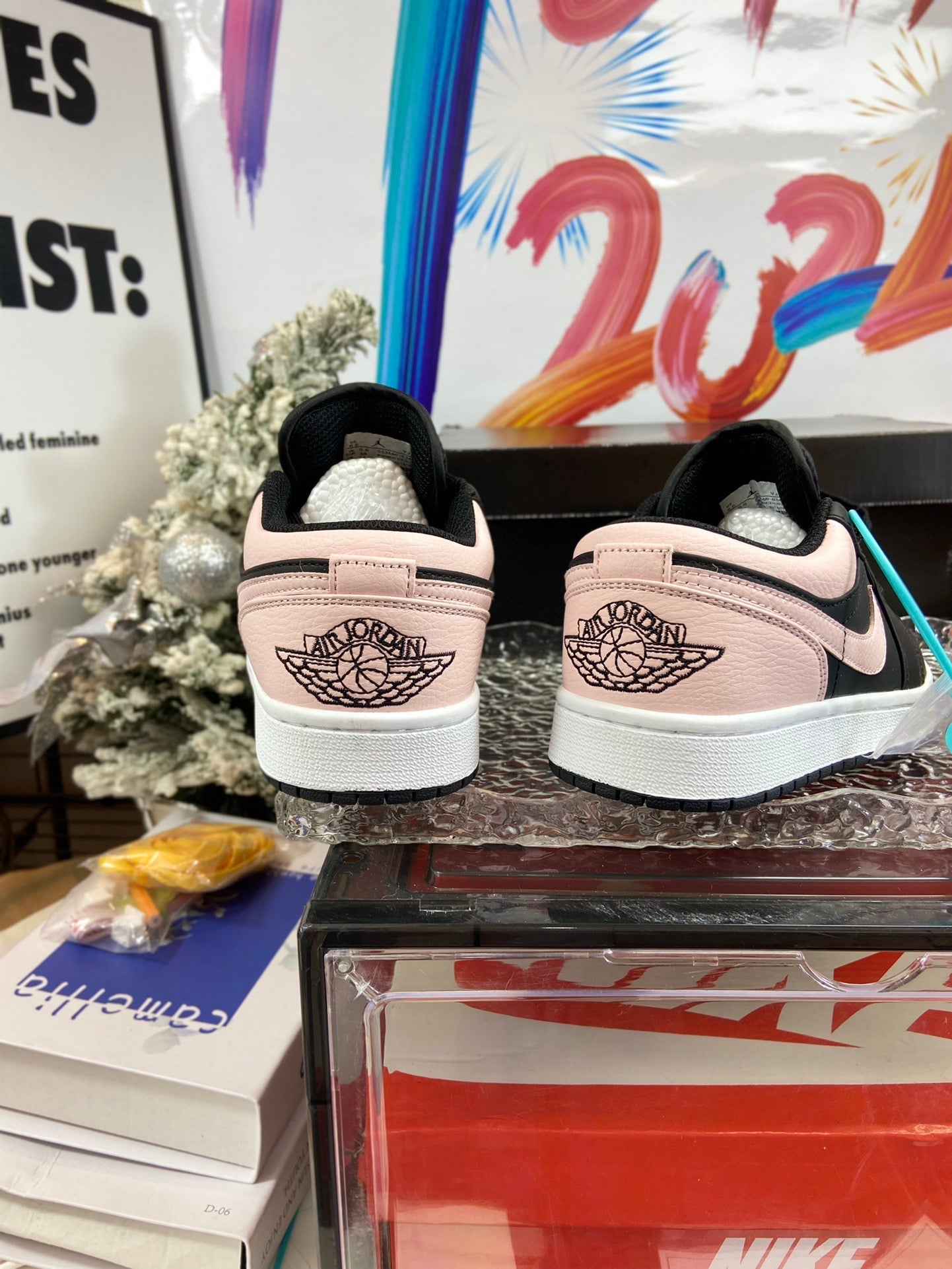 Black and pink color-block low-top casual sneakers
